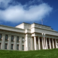 Auckland Museum standing tall on a sunny day